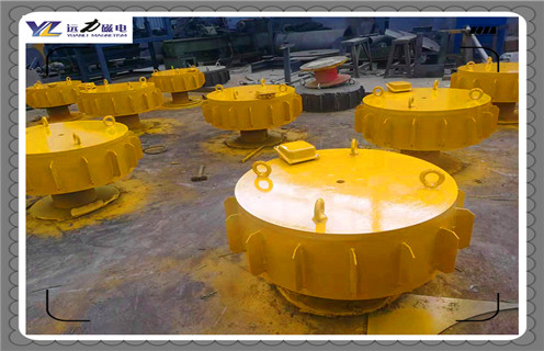江西RCDC-8電磁除鐵器原理生產(chǎn)廠家_選型_河北江西RCDC-8電磁除鐵器原理生產(chǎn)廠家工作原理_價格，RCDC系列風冷自卸式電磁除鐵器，是在RCDA系列風冷懸掛式電磁除鐵器的基礎上增加了驅動電機、滾筒、帶刮板的卸鐵膠帶等組成的卸鐵機構。在工作過程中卸鐵機構自動將卸鐵皮帶上吸附的鐵磁性物質拋到除鐵器以外的集鐵箱內，無需停電人工清理，實現(xiàn)了除鐵自動化。  一、江西RCDC-8電磁除鐵器原理生產(chǎn)廠家_選型_河北江西RCDC-8電磁除鐵器原理生產(chǎn)廠家工作原理_價格  1、在鋼鐵廠、水泥廠、多用于礦渣除鐵和保護輥壓機、立磨、破碎機等重要設備。  2、計算機模擬設計。  3、結構簡單，易維護。  4、磁場強、功率大、磁透深度大。  5、采用軸流風機散熱線效果良好，電磁線圈溫升低。  6、用于輸送膠帶上任何物料的除鐵，對各種型號的破碎機、磨機等設備起著可靠的保護作用。